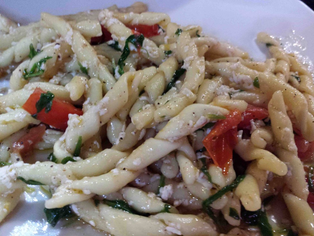 fusilli con cacioricotta, pomodorini e rucola